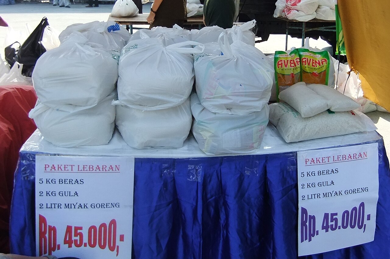 Penyaluran bansos tanahputih